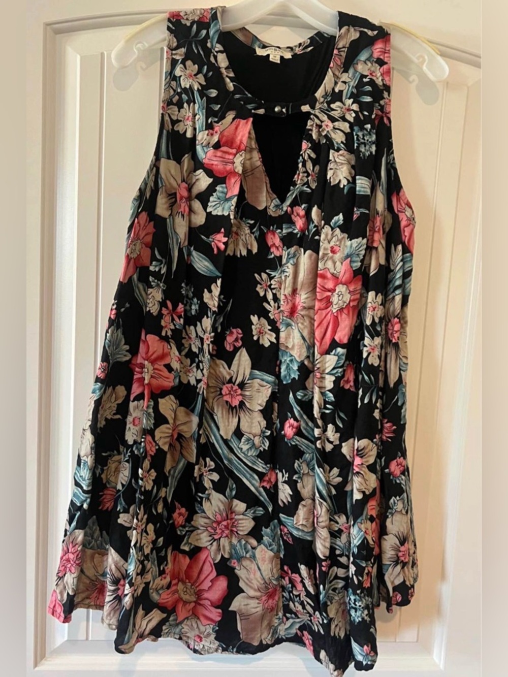 Size medium-Umgee sleeveless A-line floral print dress with a keyhole neckline
